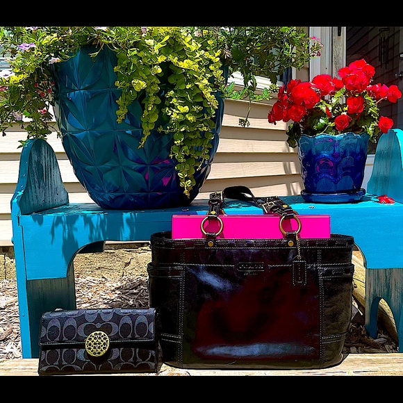 Coach Handbags - Authentic Coach Tote 👜 Handbag with free matching wallet as a bonus! Black.